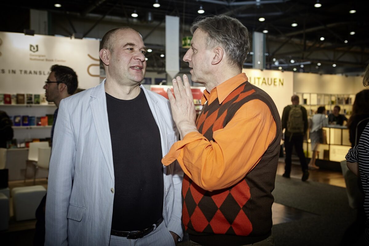 Autor Egbert Pietsch (rechts) mit Arco Verlagschef Christoph Haacker bei der Leipziger Buchmesse 2019 - Foto: Christiane Gundlach/KREUZER
