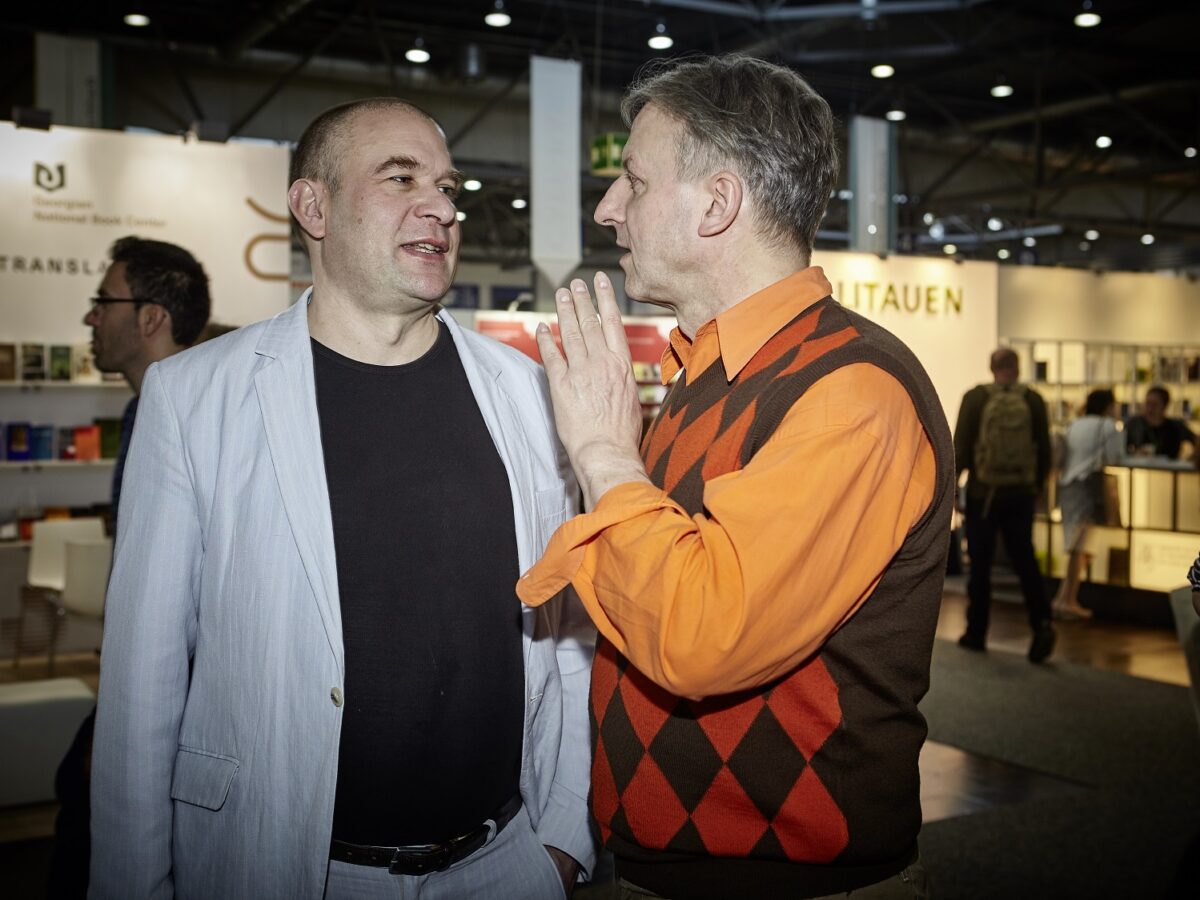 Autor Egbert Pietsch (rechts) mit Arco Verlagschef Christoph Haacker bei der Leipziger Buchmesse 2019 - Foto: Christiane Gundlach/KREUZER
