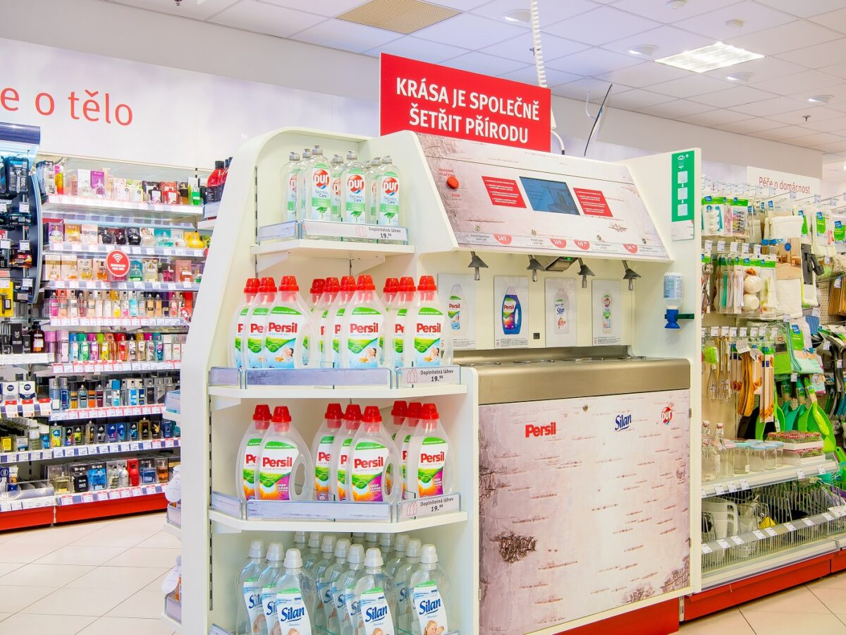 Eine verpackungslose Abfüllstation in einer Rossmann-Filiale - Foto: Petra Laurin