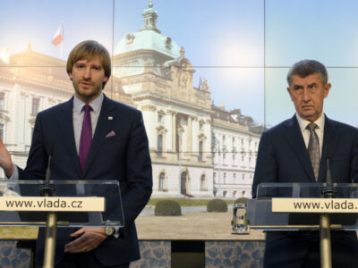 Gesundheitsminister Adam Vojtěch und Premierminister Andrej Babiš (v.l.n.r.) vor der Presse - Foto: ČTK/Šulová Kateřina