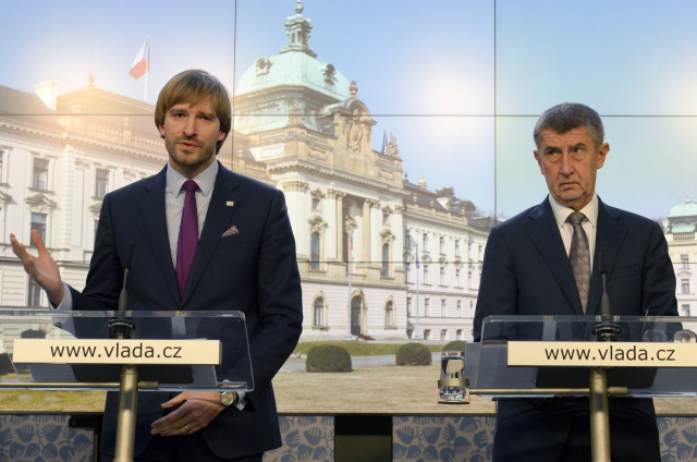 Gesundheitsminister Adam Vojtěch und Premierminister Andrej Babiš (v.l.n.r.) vor der Presse - Foto: ČTK/Šulová Kateřina