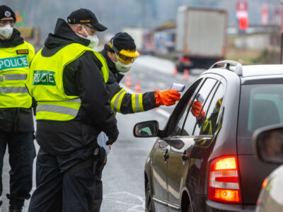 An insgesamt zehn Grenzübergängen führt die tschechische Polizei Kontrollen durch und misst stichprobenartig Fieber - Foto: ČTK/DPA/Armin Weigel