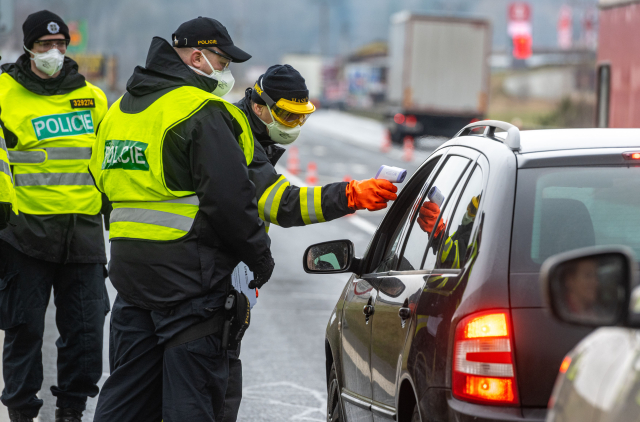 An insgesamt zehn Grenzübergängen führt die tschechische Polizei Kontrollen durch und misst stichprobenartig Fieber - Foto: ČTK/DPA/Armin Weigel
