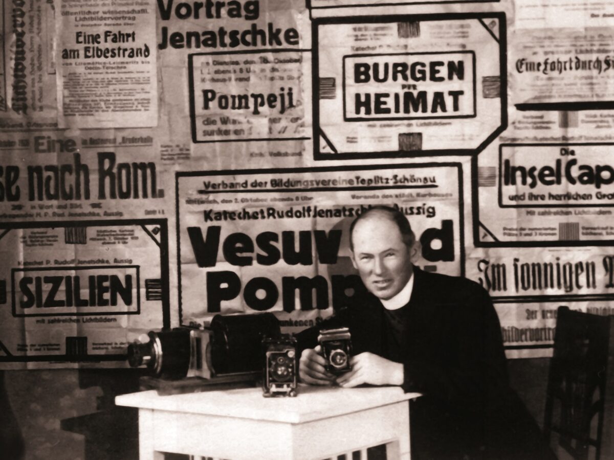 Das Porträt mit Selbstauslöser zeigt Rudolf Jenatschke vor Plakaten seiner Lichtbildvorträge - Foto: Stadtmuseum Ústí nad Labem