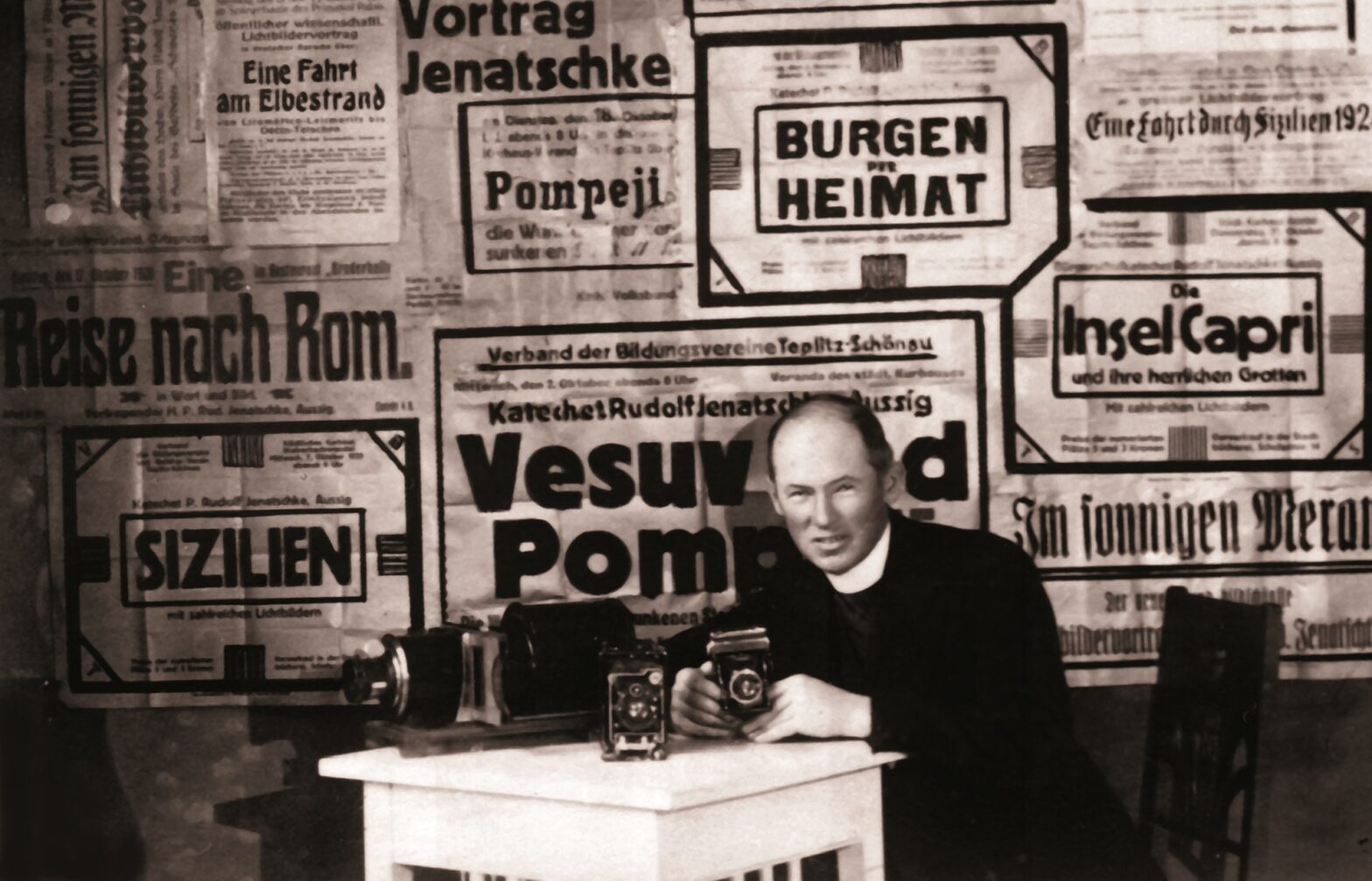 Das Porträt mit Selbstauslöser zeigt Rudolf Jenatschke vor Plakaten seiner Lichtbildvorträge - Foto: Stadtmuseum Ústí nad Labem