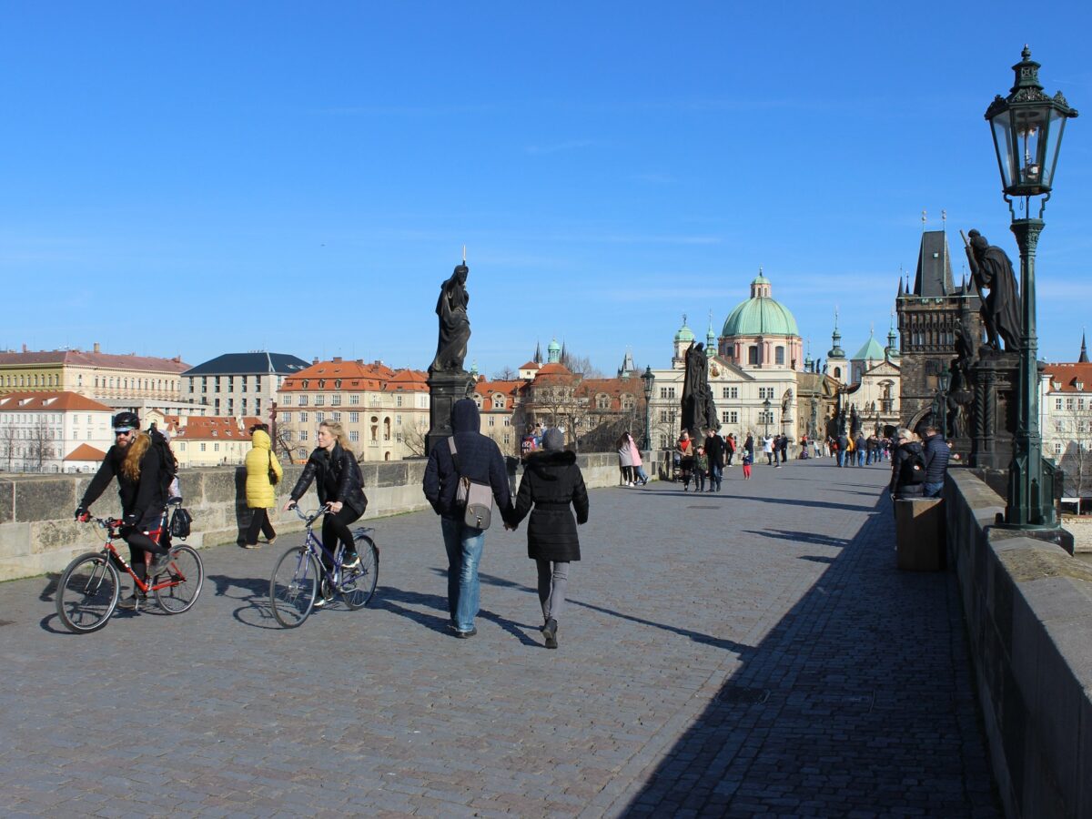 Mit dem Rad über die Karlsbrücke - das ist zwar nicht erlaubt, aber sonst eigentlich auch gar nicht möglich - Foto: Manuel Rommel
