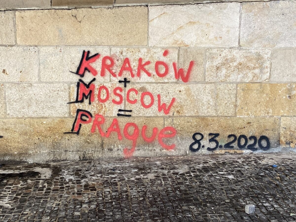 Unbekannte Täter haben offenbar am Wochenende einen Teil der Karlsbrücke auf der Prager Kleinseite besprüht. Neben dem Schriftzug „Krakau + Moskau = Prag“ ist außerdem das Datum vom Sonntag zu sehen. - Foto: Tobias Barthel