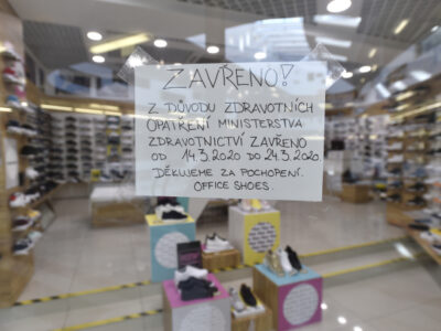 Schuhgeschäft in einem Einkaufszentrum in Zlín. Die meisten Läden müssen in Tschechien seit heute bis 24.3.2020 geschlossen bleiben. Foto: ČTK/Glück Dalibor