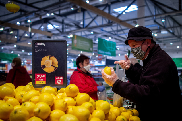 Lebensmittelgeschäfte und Supermärkte müssen neu Handschuhe bereitstellen, Foto: ČTK/ABACA/AA/ABACA