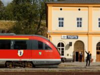 Abfahrt! – Der tschechische Fahrdienstleiter schickt den Zug der deutschen Erzgebirgsbahn pünktlich ab - Foto: Frank Barteld