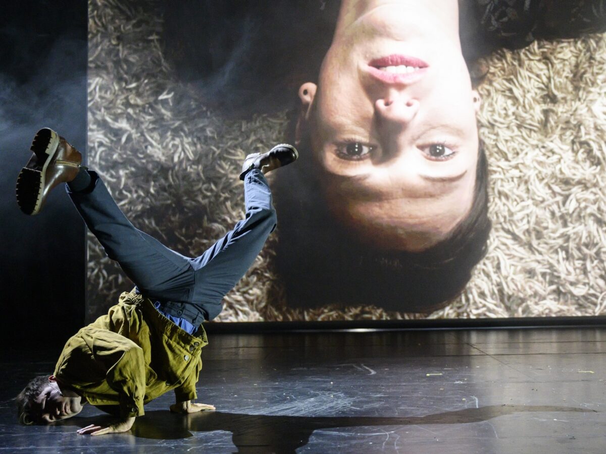 Szene aus der Inszenierung "ŠVEJK / SCHWEJK" - Foto: Jan-Pieter Fuhr