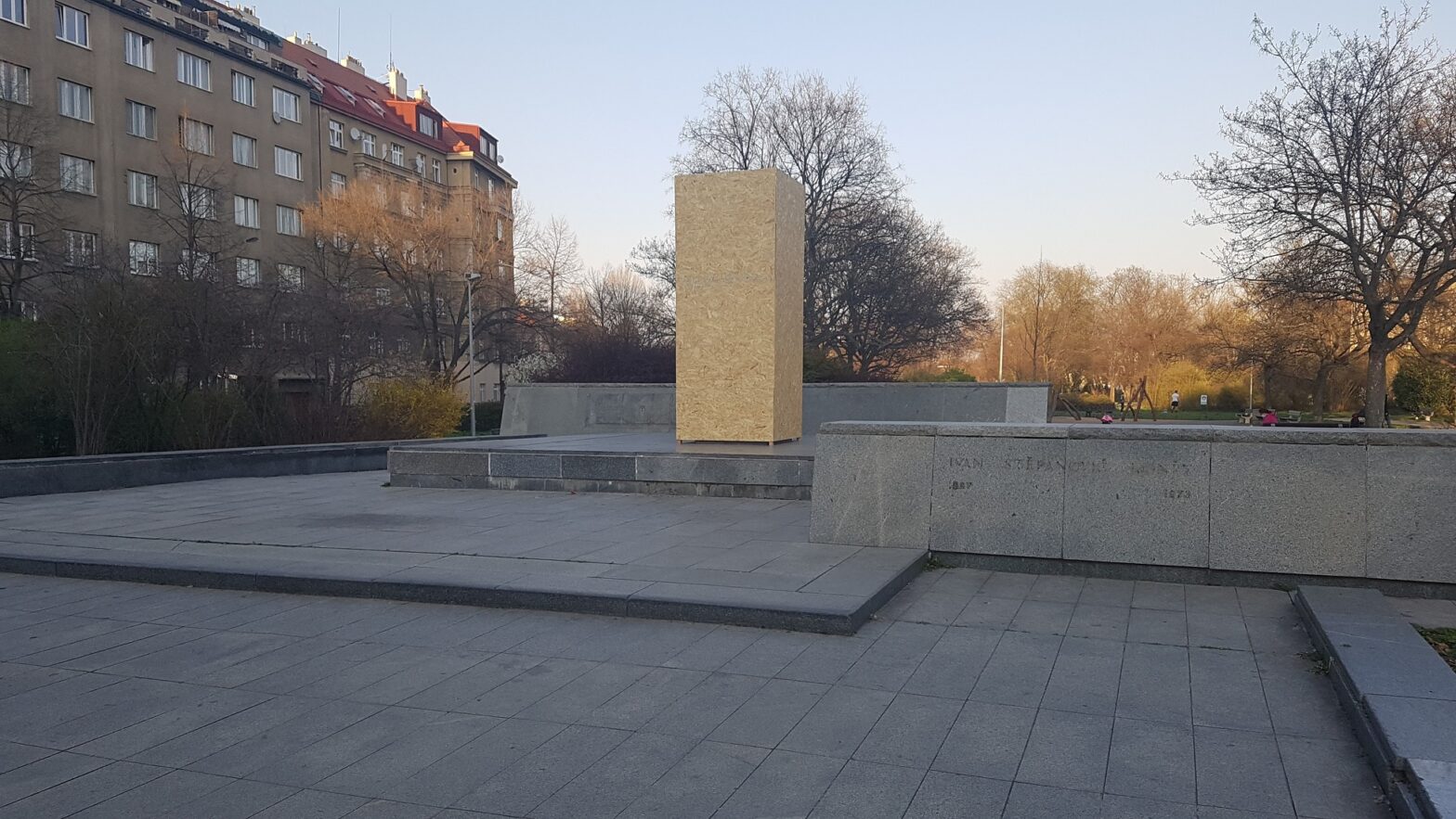Fast 40 Jahre lang stand das Denkmal zu Ehren von Iwan Stepanowitsch Konew in Bubeneč, nun ist es entfernt worden - Foto: Manuel Rommel