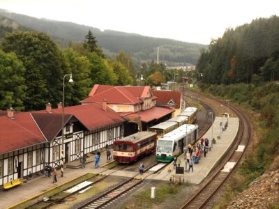 Blick auf den Bahnhof Graslitz mit den Zügen von der „Vogtlandbahn“ und GWTrain. Foto: Andreas Petrak