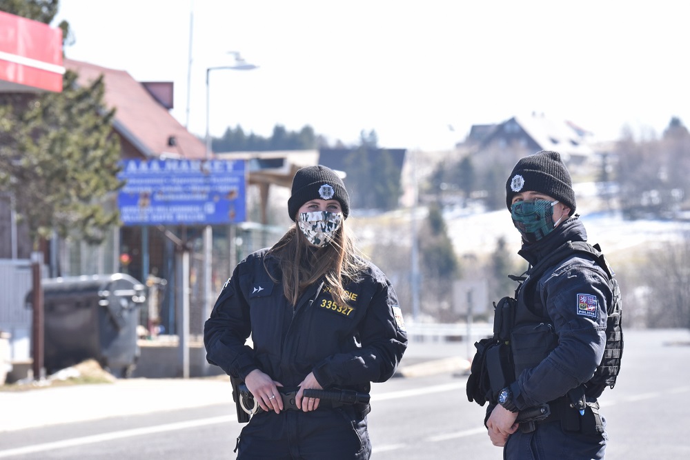 Polizei bewacht den geschlossenen Grenzübergang im Dorf Zinnwald im Erzgebirge, Foto: Egbert Kamprath