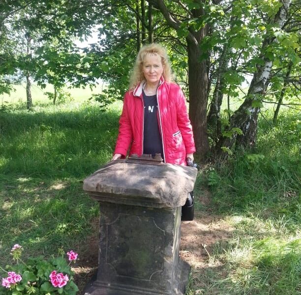 Renate von Babka mit dem Gedenkstein ihres Ururopas Karl Beil in der Nähe von Peterswald - Foto: privat