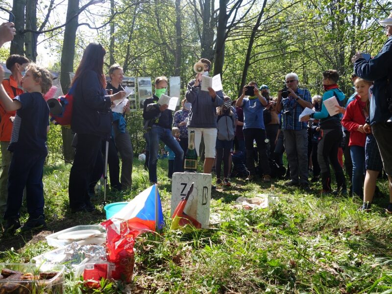 Über 100 Menschen trafen sich an der Grenze bei Oelsen und Schönwald (Krásný Les) im Erzgebirge, Foto: Steffen Neumann