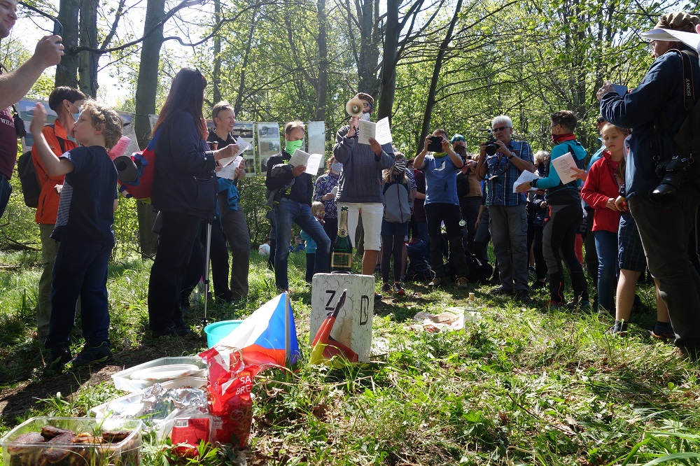 Über 100 Menschen trafen sich an der Grenze bei Oelsen und Schönwald (Krásný Les) im Erzgebirge, Foto: Steffen Neumann