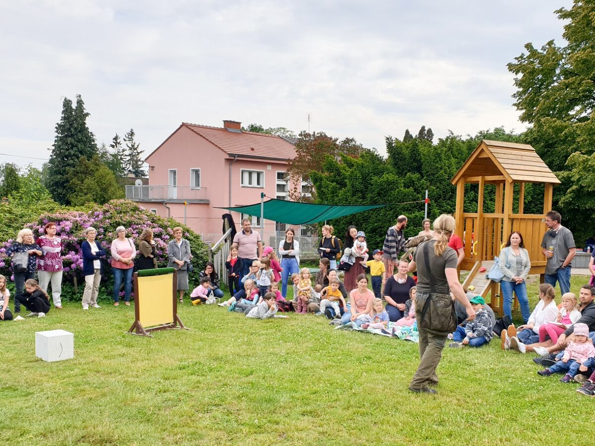 Am 4. Juni feierte der deutsch-tschechische Kindergarten Junikorn zusammen mit dem Verein der Deutschen in Böhmen - Region Pilsen den 7. deutsch-tschechischen Kindertag. Im Mittelpunkt stand eine Vogel-Flugshow. Foto: Richard Šulko
