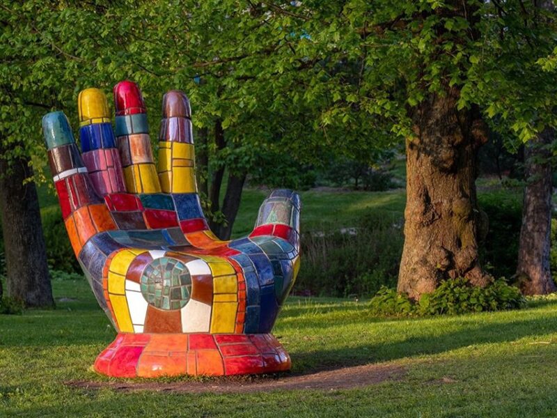 „Die dritte Hand“ von Alexandra Koláčková auf der Prager Kinderinsel. Foto: Sculpture line
