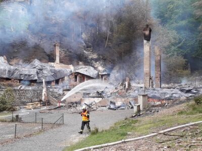 Viel blieb nicht übrig von den Blockhütten nach dem Brand. Foto: NP/Tomáš Salov