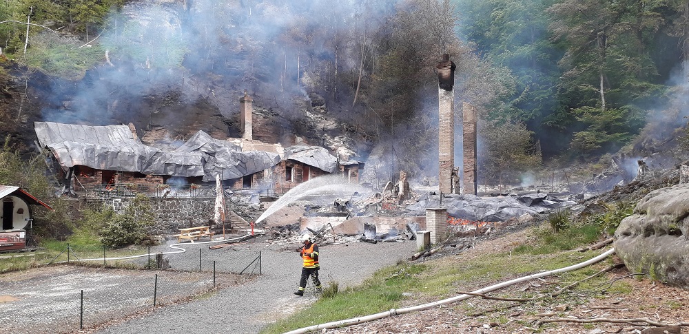 Viel blieb nicht übrig von den Blockhütten nach dem Brand. Foto: NP/Tomáš Salov