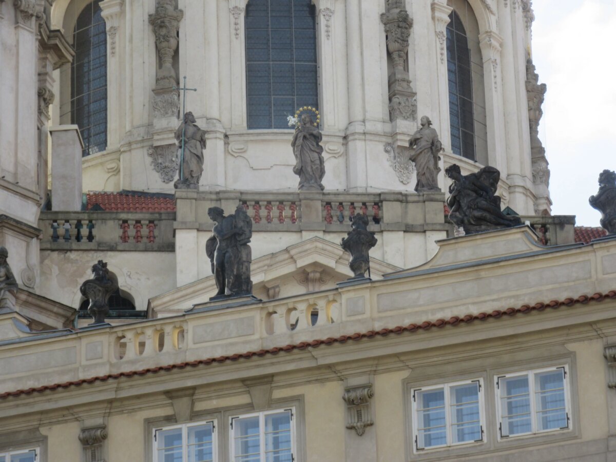 Die klassischen Statuen auf dem Dachsims des Grömling Palais am Prager Kleinseitner Ring korrespondieren optisch mit den Heiligenstatuen der St. Nikolauskirche direkt dahinter - Foto: Detmar Doering