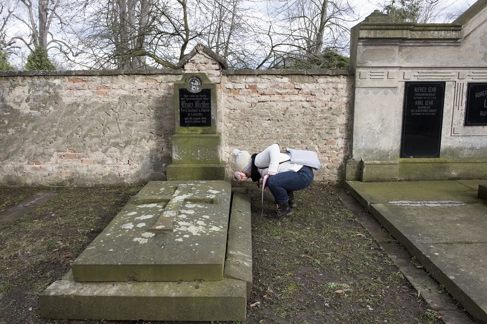 Für eine belastbare Erfassung der deutschen Gräber ist eine eingehende Untersuchung nötig, wie hier in Lobositz (Lovosice), Foto: Michaela Danelová