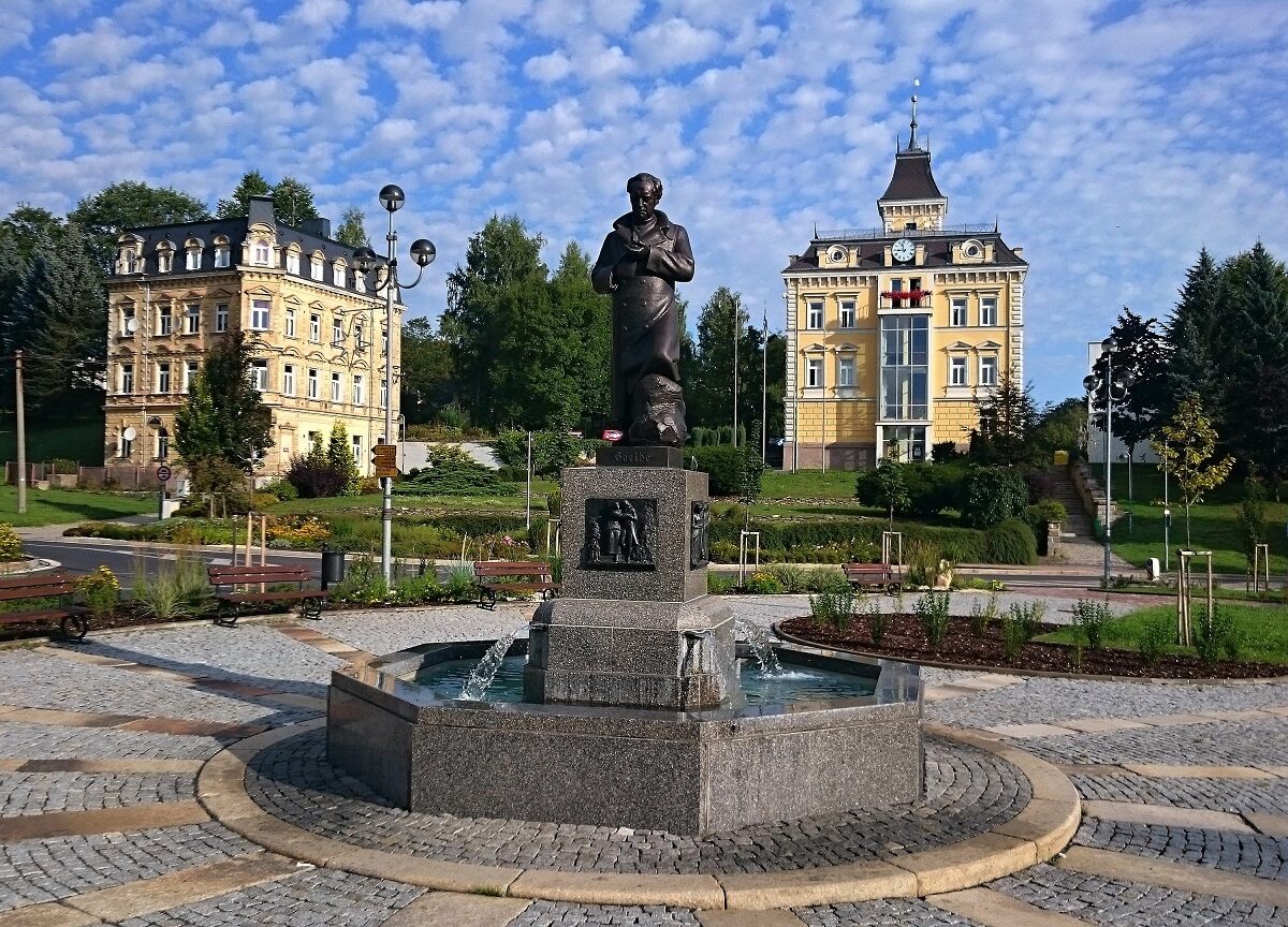 Der Goetheplatz - die neu geschaff ene Mitte von Asch (Aš) mit dem Rathaus rechts im Hintergrund. Foto: Pavel Klepáček