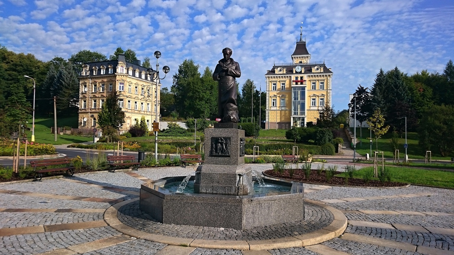 Der Goetheplatz - die neu geschaff ene Mitte von Asch (Aš) mit dem Rathaus rechts im Hintergrund. Foto: Pavel Klepáček