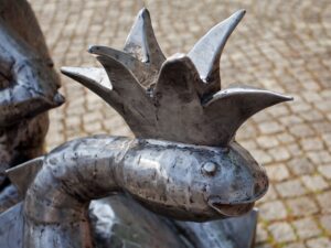 Sagen und Legenden um Ottern- und Schlangenkönige gibt es vielerorts, neben dem Kuhländchen auch im Spreewald, wie der Sagenbrunnen in Lübbenau zeigt. Foto: Wikimedia Commons/ Unokorno