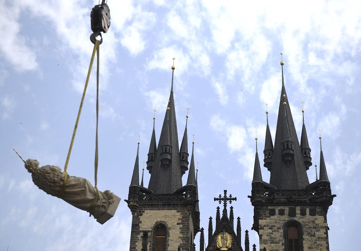 Ein Kran hievte die 22 Tonnen schwere Säule und anschließend die Marienfigur auf den Sockel - Foto: ČTK/ Kamaryt Michal