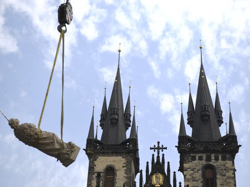 Ein Kran hievte die 22 Tonnen schwere Säule und anschließend die Marienfigur auf den Sockel - Foto: ČTK/ Kamaryt Michal
