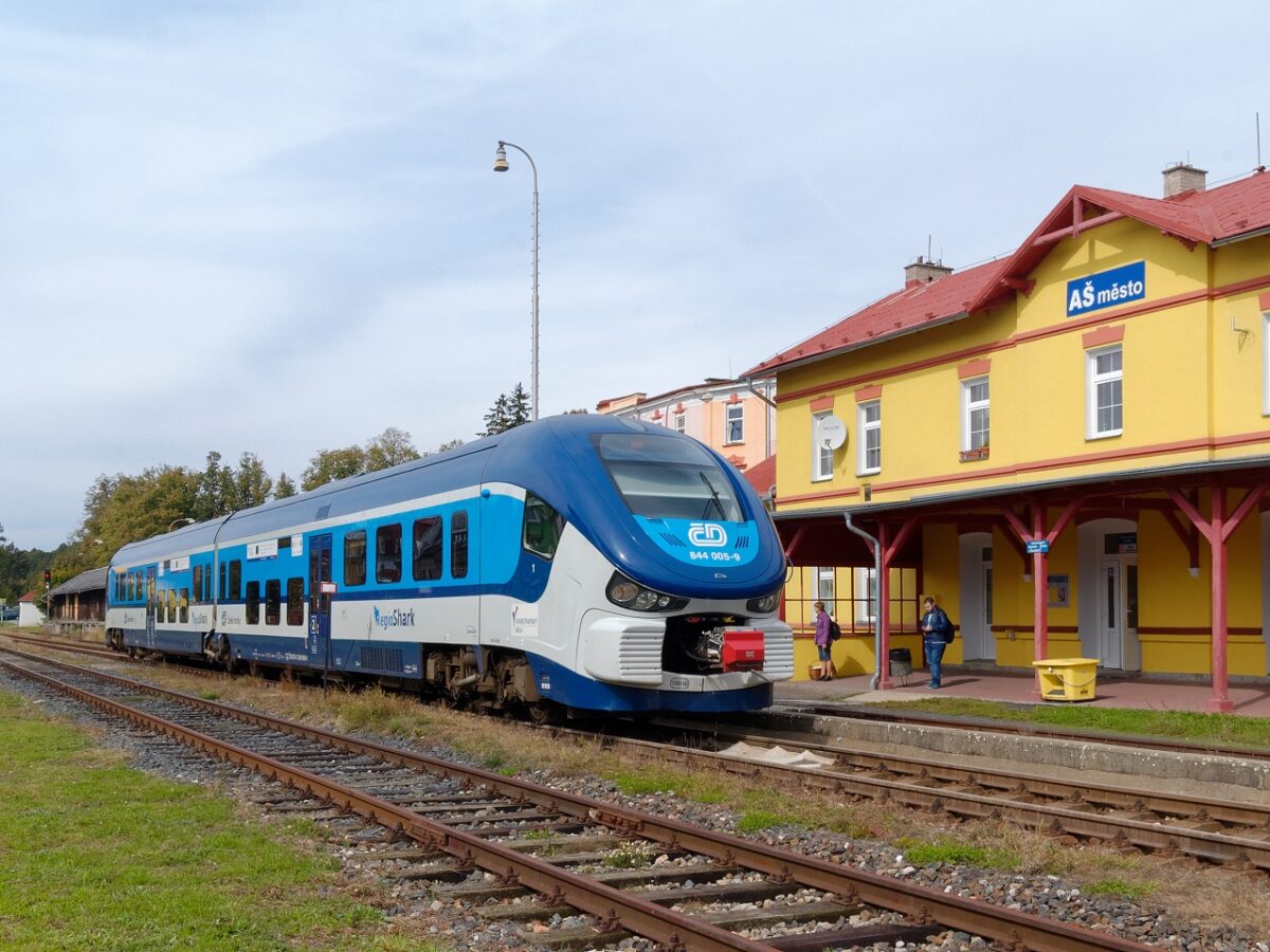 Von und zum Ascher Stadtbahnhof pendeln in der Regel kleine Triebwagen. Einmal am Tag, spätnachmittags, fährt ein Zug gar bis nach Roßbach (Hranice u Aše) am äußersten Zipfel der Republik. Foto: Jürgen Barteld
