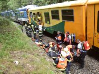 Rettungskräfte bergen die Verletzten aus den beiden Triebzügen, Foto: Feuerwehr Bezirk Karlsbad