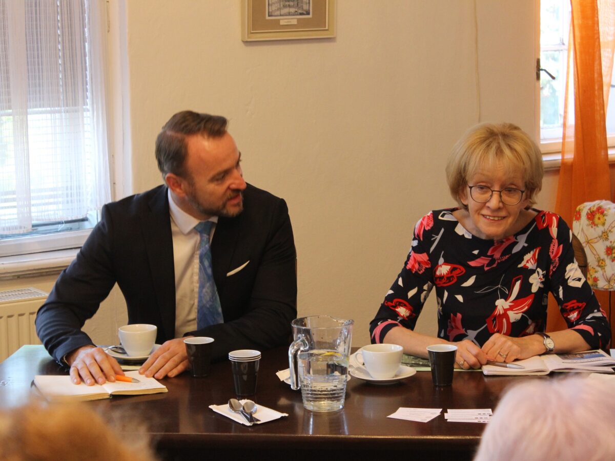Martin Dzingel, Präsident der Landesversammlung der deutschen Vereine in der Tschechischen Republik, und Helena Válková, Beauftragte der tschechischen Regierung für Menschenrechte