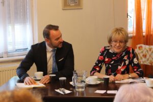 Martin Dzingel, Präsident der Landesversammlung der deutschen Vereine in der Tschechischen Republik, und Helena Válková, Beauftragte der tschechischen Regierung für Menschenrechte