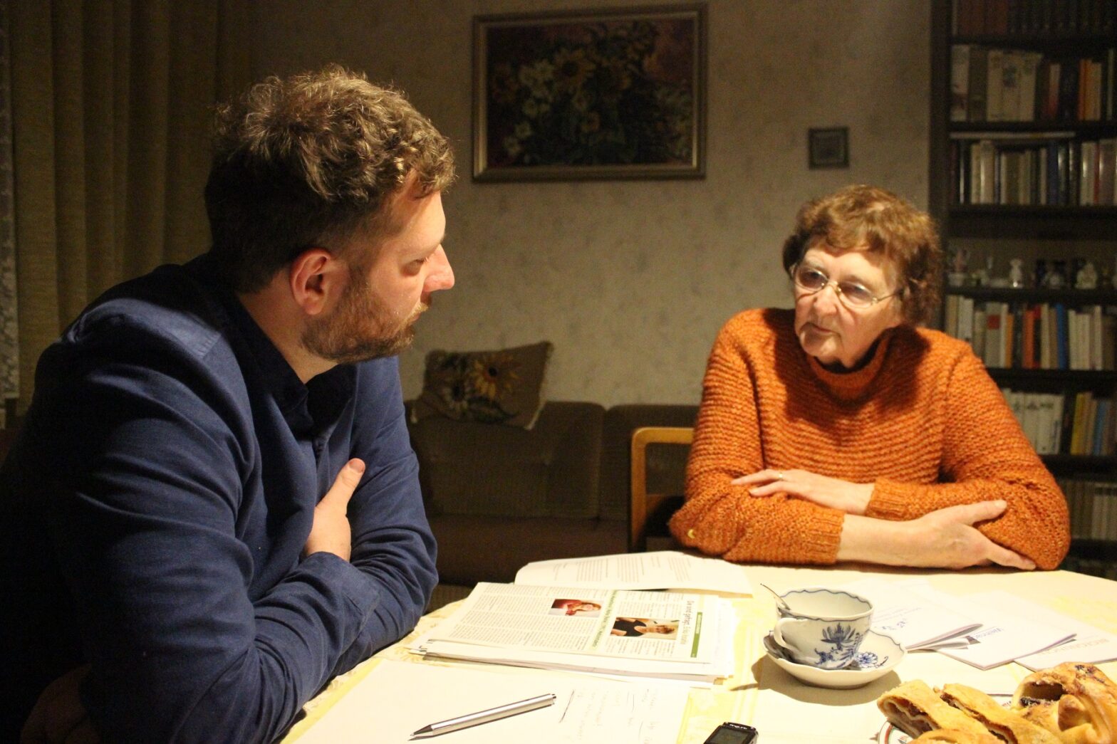 Jonas Richter im Gespräch mit Ingeborg Cäsar in Mährisch Schönberg. Foto: Manuel Rommel