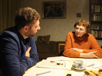 Jonas Richter im Gespräch mit Ingeborg Cäsar in Mährisch Schönberg. Foto: Manuel Rommel