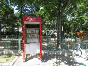 Aus einer Telefonzelle wird eine Bücherbox, hier am General-Kutlvašr-Platz in Prag-Nusle, Foto: Stephanie Bergwinkl