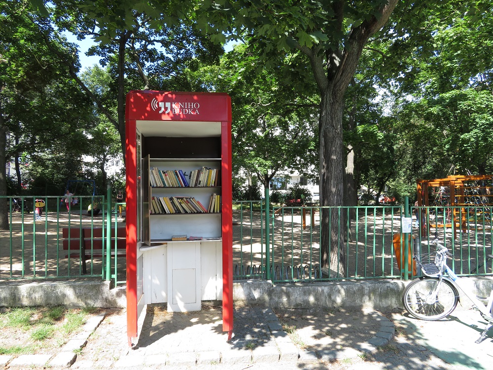 Aus einer Telefonzelle wird eine Bücherbox, hier am General-Kutlvašr-Platz in Prag-Nusle, Foto: Stephanie Bergwinkl