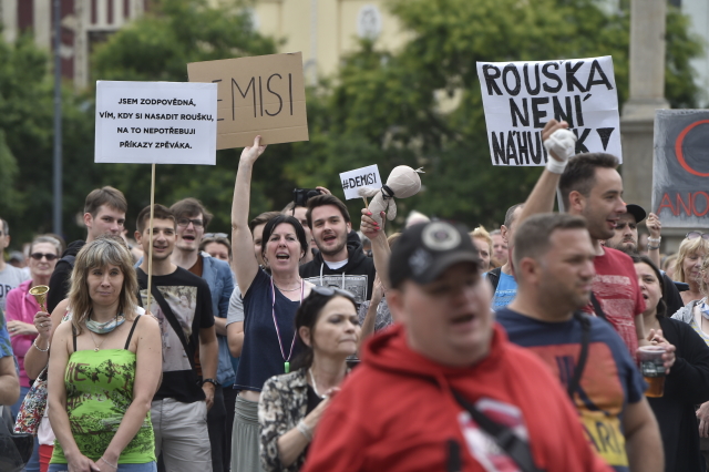 Mehrere Hundert Menschen protestierten am Montag in Ostrau gegen die neuen Corona-Maßnahmen in der Mährisch-Schlesischen Region sowie gegen die tschechische Regierung. Foto: ČTK/Ožana Jaroslav