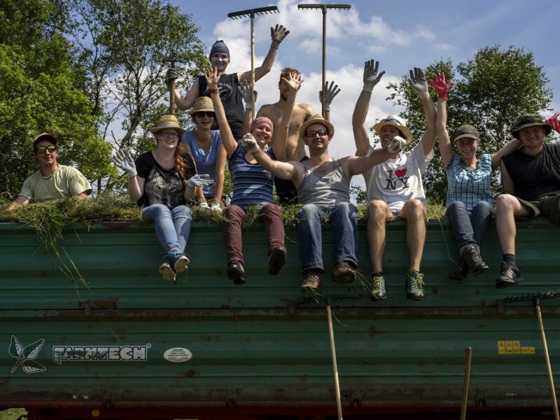 Das vom Zukunftsfonds unterstütztes HeuHoj-Wiesencamp im Osterzgebirge ist eine der ersten deutsch-tschechischen Begegnungen, die wieder stattfinden. Foto: HeuHoj-Camp