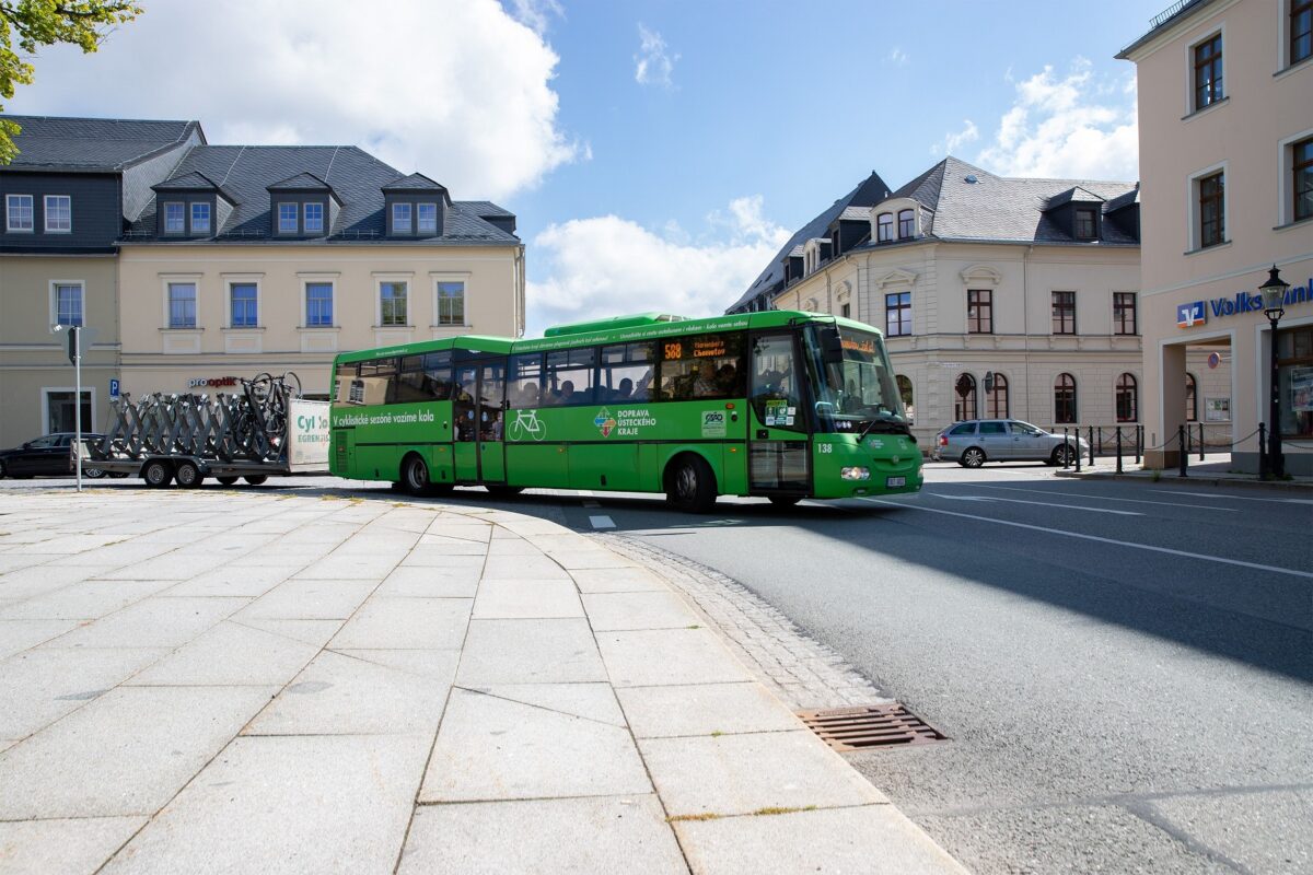 Bus der Linie 588 des tschechischen Verkehrsunternehmens Autobusy Karlovy Vary mit Fahrradhänger am Eröffnungstag. Foto: VMS/Susann Brumm