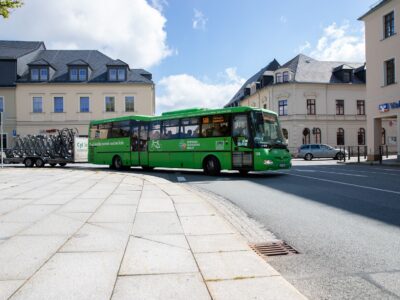 Bus der Linie 588 des tschechischen Verkehrsunternehmens Autobusy Karlovy Vary mit Fahrradhänger am Eröffnungstag. Foto: VMS/Susann Brumm