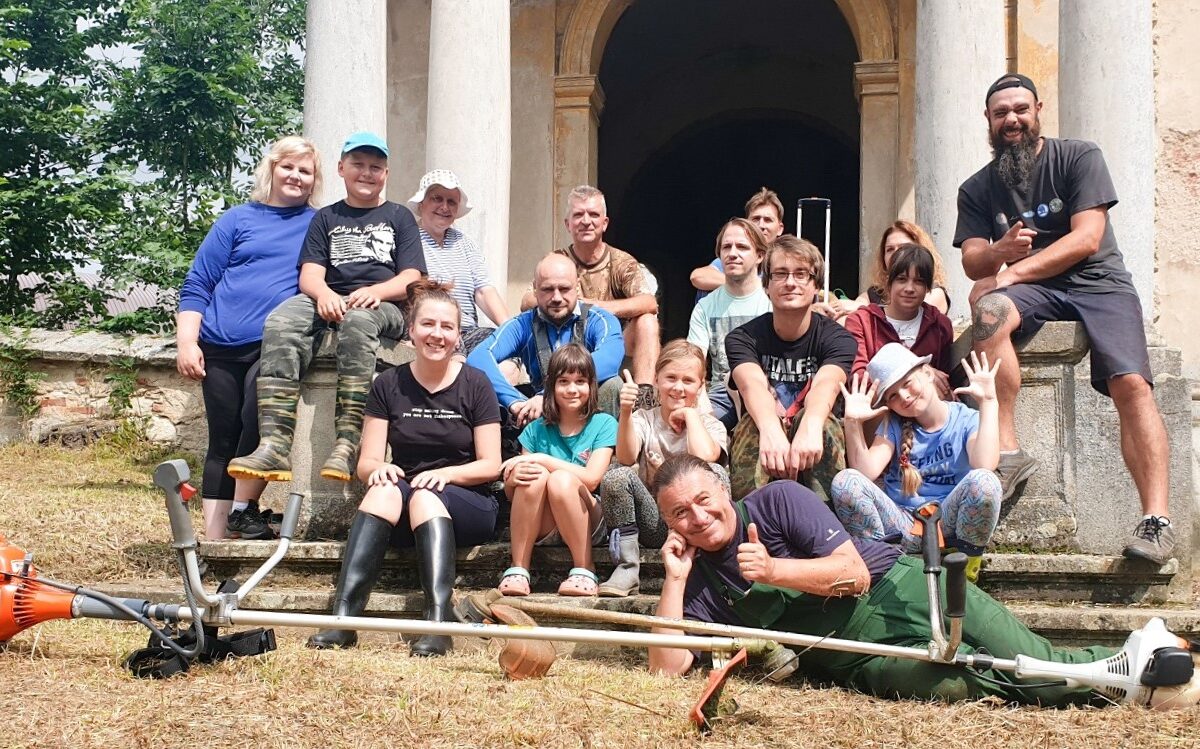 Ein Teil der Teilnehmer vor der Gruft - Foto: Richard Šulko