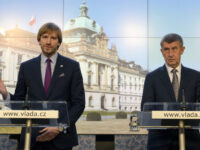 Gesundheitsminister Adam Vojtěch und Premierminister Andrej Babiš (v.l.) auf einer Pressekonferenz am 10. März. Foto: ČTK/ Šulová Kateřina