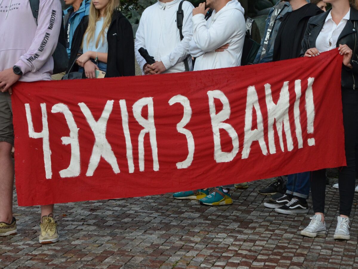 "Tschechien ist mit euch", steht auf einem großen Banner, das Protestierende auf dem Prager Palackého náměstí mitgebracht haben. Foto: Manuel Rommel