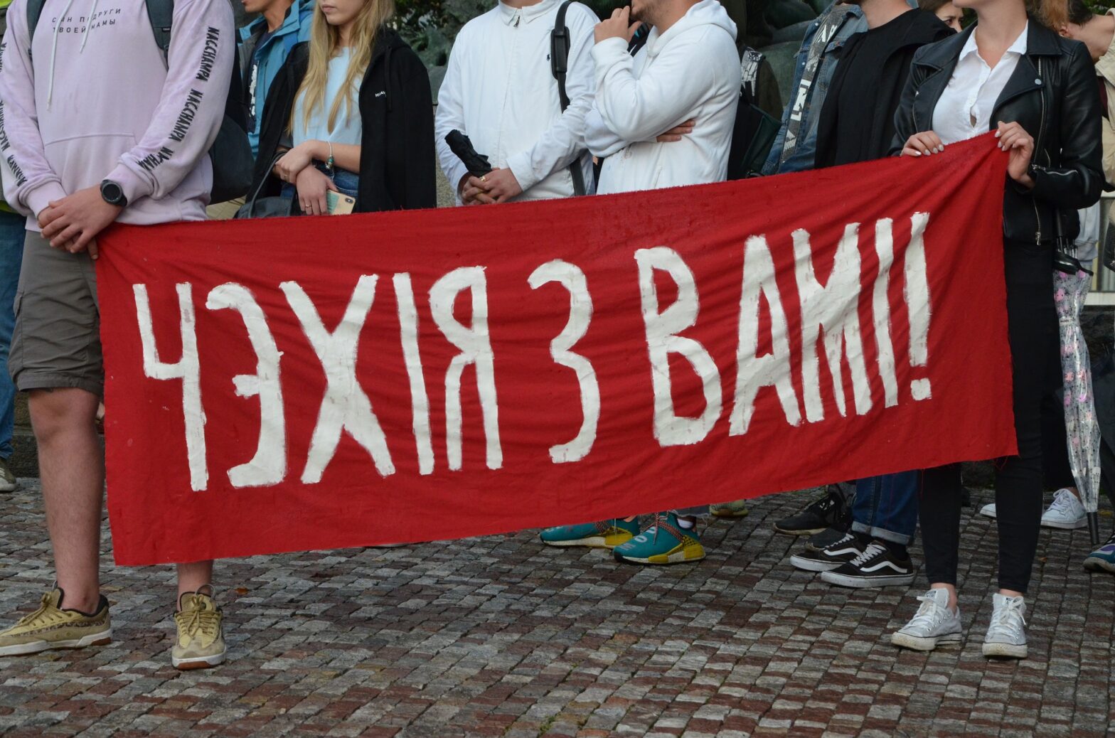 "Tschechien ist mit euch", steht auf einem großen Banner, das Protestierende auf dem Prager Palackého náměstí mitgebracht haben. Foto: Manuel Rommel