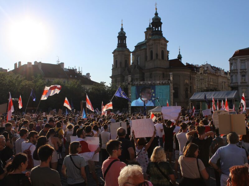 Etwa 1.000 Menschen versammelten sich am vergangenen Sonntag auf dem Prager Altstädter Ring unter dem Motto "Freies Belarus 2020", um Solidarität mit den Protestierenden in Belarus auszudrücken. Foto: Manuel Rommel
