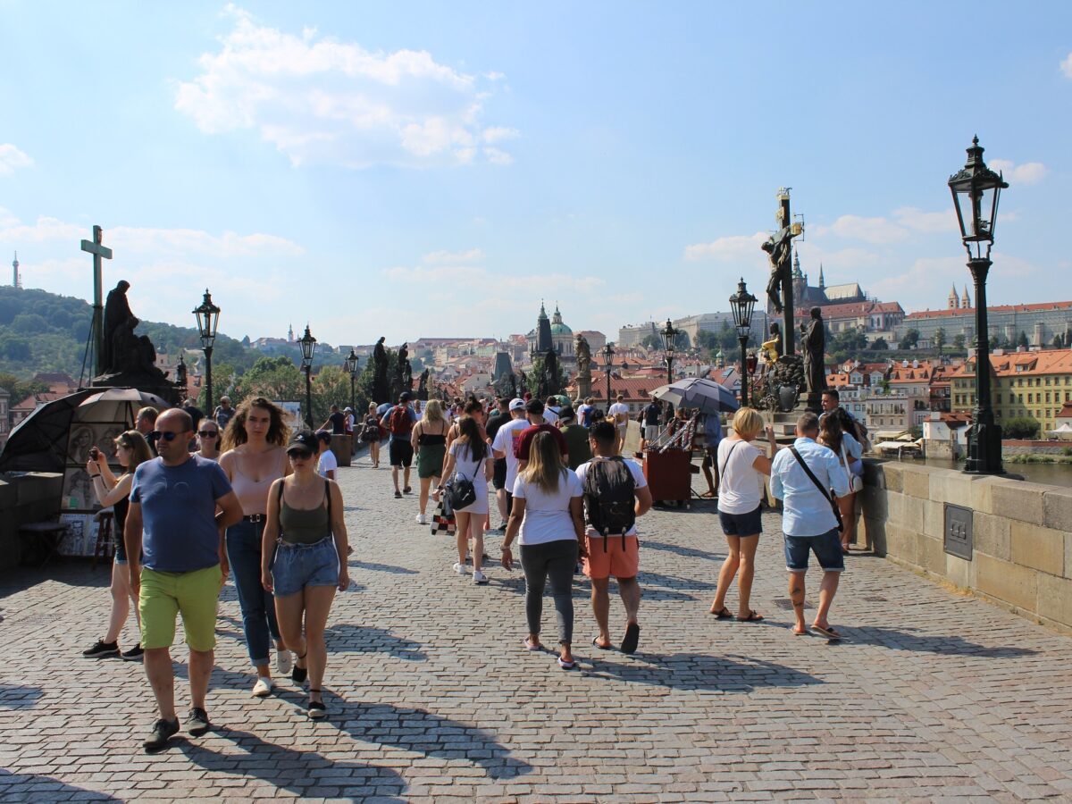 Die Karlsbrücke im August 2020. Vor allem Touristen aus Deutschland sind wieder in der tschechischen Hauptstadt unterwegs. Im Vergleich zu den Vorjahren wirkt die Karlsbrücke aber noch immer relativ leer. Foto: Manuel Rommel
